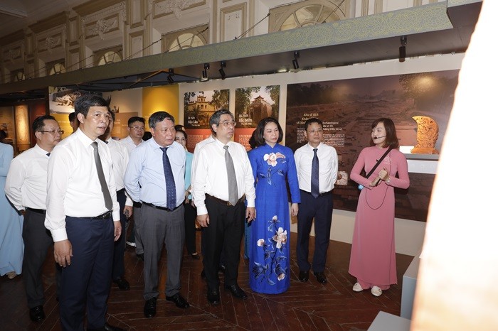 Đại biểu lãnh đạo TP. Hà Nội và TP.HCM tham quan khu trưng bày chuyên đề "Hoàng thành Thăng Long - Hà Nội, di sản cho mai sau".