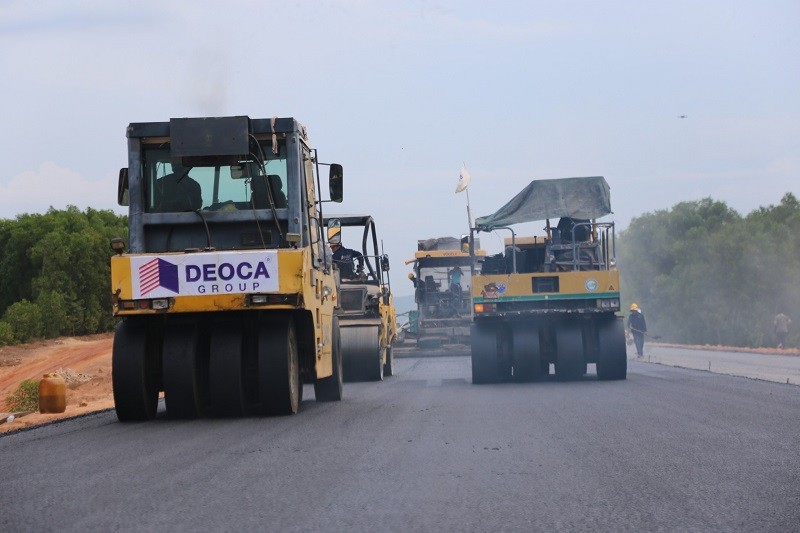 Chiều 26/8, Tập đoàn Đèo Cả thi công thảm lớp bê tông nhựa rỗng - lớp bê tông nhựa đầu tiên tại dự án cao tốc Quảng Ngãi - Hoài Nhơn sau khi được chủ đầu tư, tư vấn giám sát đánh giá, kiểm nghiệm chất lượng và chấp thuận kết quả thảm thử trước đó.