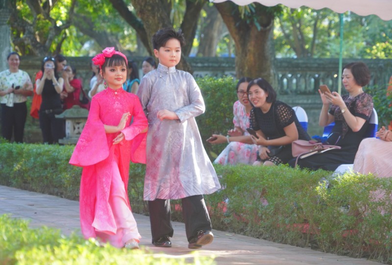 Thiết kế áo dài "Uyên ương" của nhà thiết kế Đỗ Trịnh Hoài Nam.