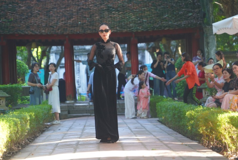 Thiết kế áo dài của nhà thiết kế Đức Hùng.