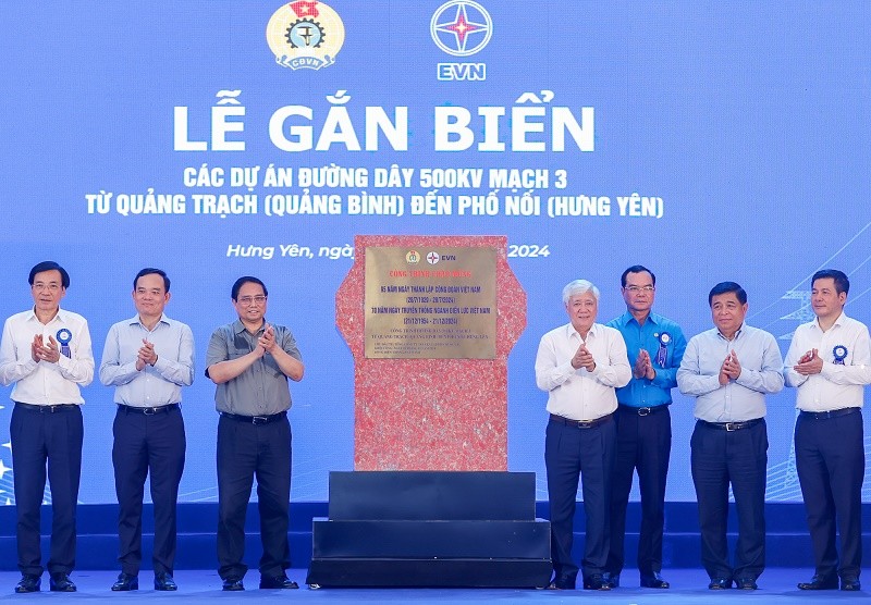 Gắn biển công trình.