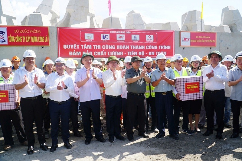 Thủ tướng Chính phủ tặng quà, động viên công nhân làm việc tại Dự án Cảng Liên Chiểu, Đà Nẵng. Ảnh: T.X