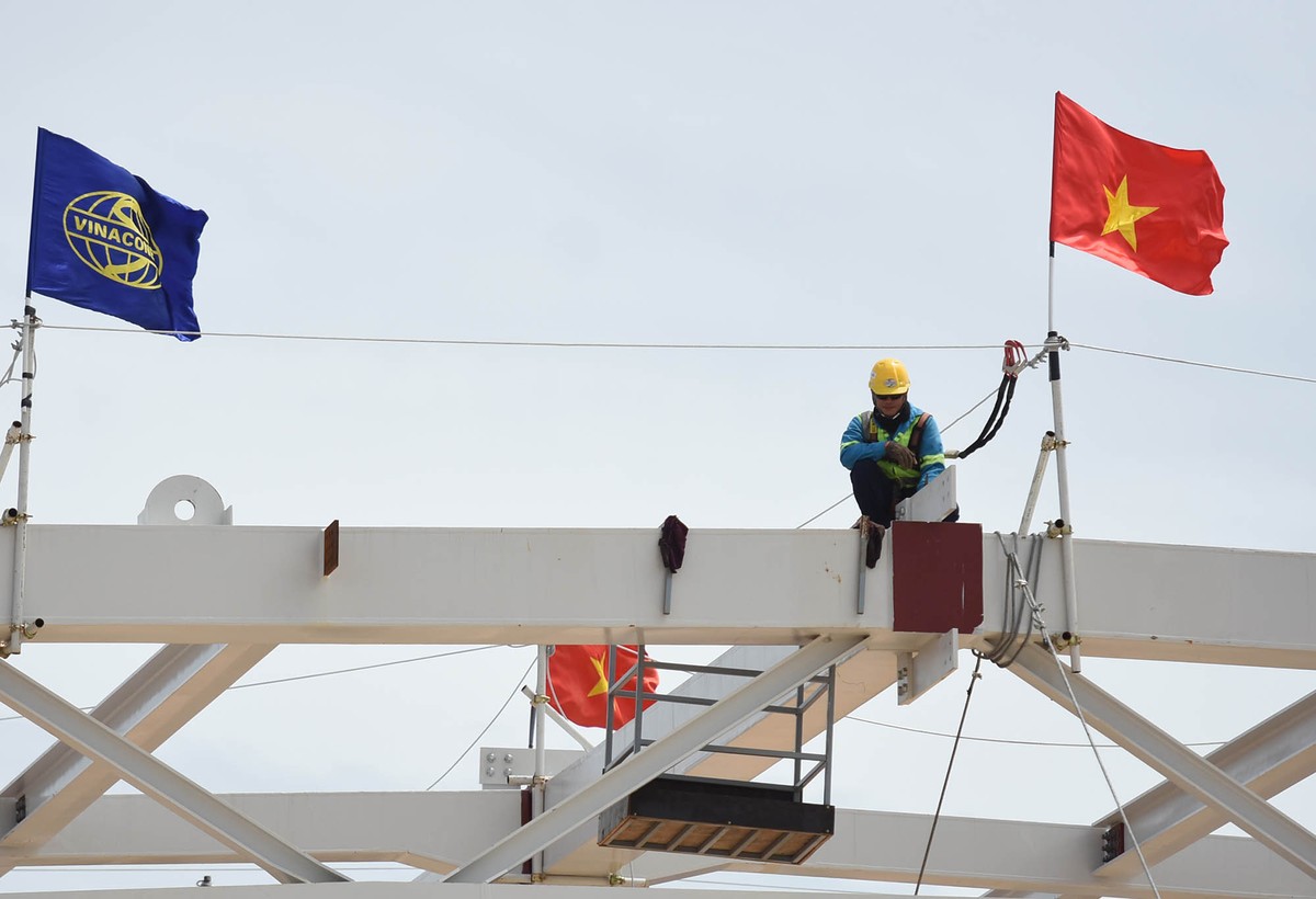 Công nhân và kỹ sư thi công xuyên lễ nhằm đảm bảo tiến độ.