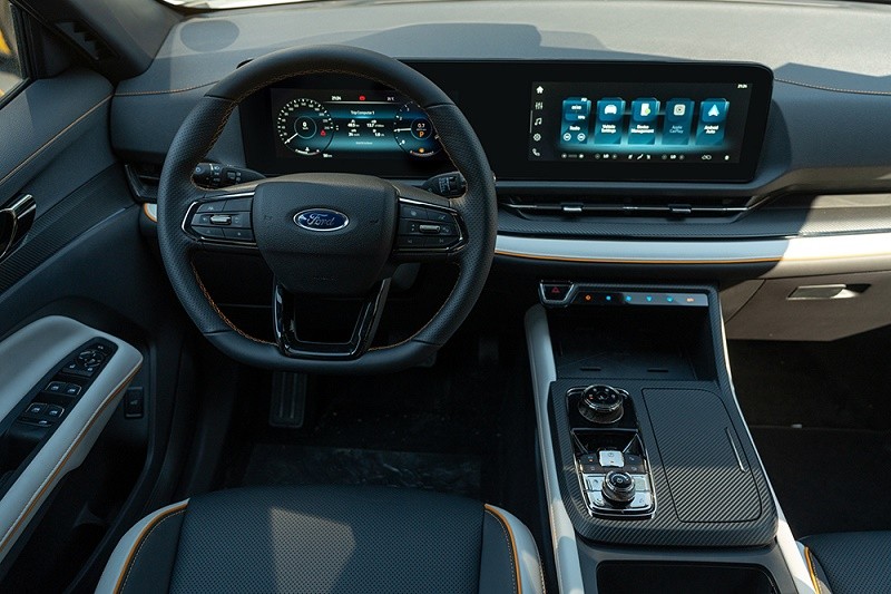 Triết lý thiết kế mới nhất của Ford được nhiều khách hàng trẻ tín nhiệm bởi khả năng tối ưu kích thước, mức độ tiện nghi và hiệu quả trong sinh hoạt hàng ngày.