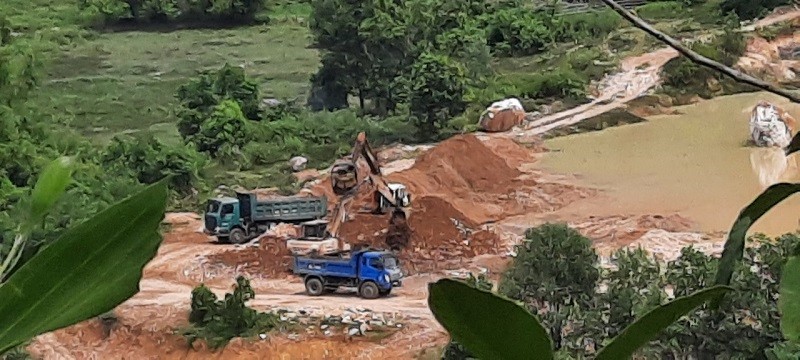 Vào lúc 10h15 ngày 17/8/2024, tại đây chỉ diễn ra hoạt động duy nhất là đào múc khoáng sản. Ảnh: Linh Đan