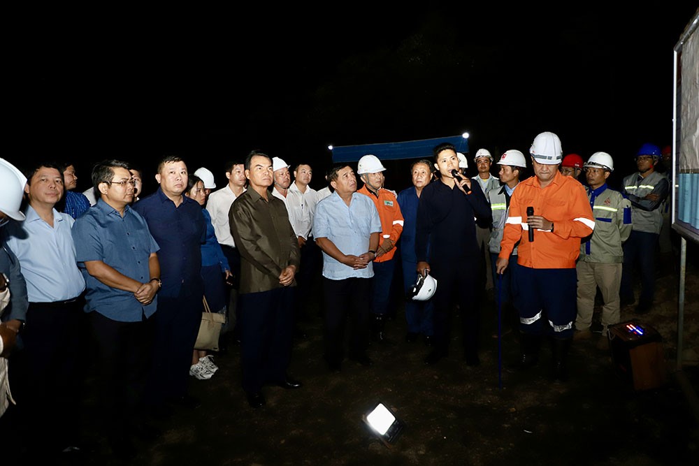 Hai Bộ trưởng và đoàn công tác thăm mỏ Bauxit của Việt Phương. Ảnh: MPI Hai Bộ trưởng và đoàn công tác thăm mỏ Bauxit của Việt Phương. Ảnh: MPI