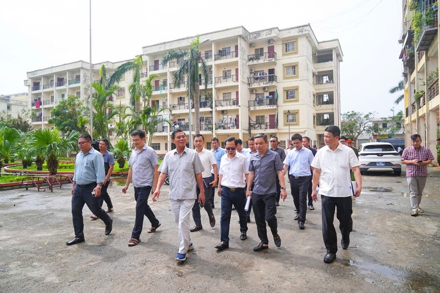 Lãnh đạo Thành phố Hải Phòng đi kiểm tra thực địa tại chung cư cũ trên địa bàn Thành phố. Lãnh đạo Thành phố Hải Phòng đi kiểm tra thực địa tại chung cư cũ trên địa bàn Thành phố.