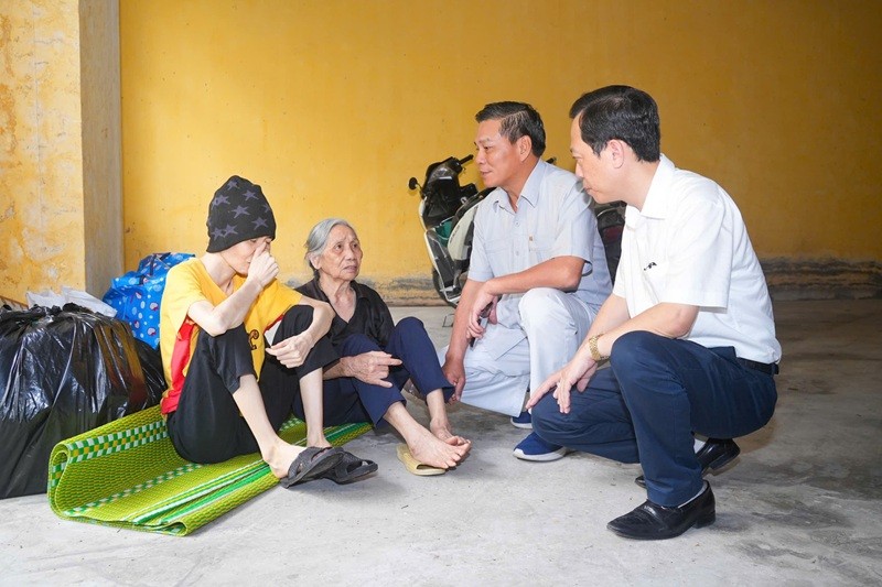 Ông Nguyễn Văn Tùng, Chủ tịch UBND TP. Hải Phòng thăm hỏi, động viên các hộ dân bị ảnh hưởng của bão số 3 đến tạm cư tại chung cư Kênh Dương (quận Lê Chân). Ông Nguyễn Văn Tùng, Chủ tịch UBND TP. Hải Phòng thăm hỏi, động viên các hộ dân bị ảnh hưởng của bão số 3 đến tạm cư tại chung cư Kênh Dương (quận Lê Chân).