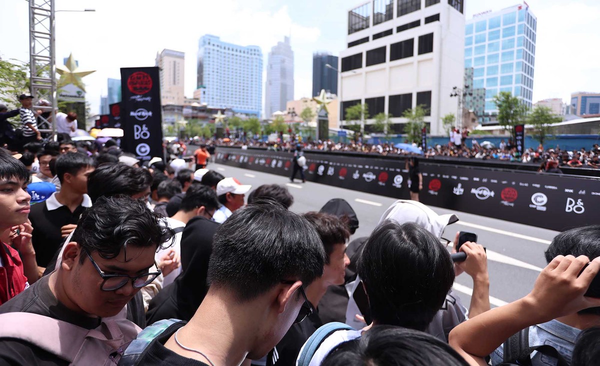 Mặc dù cơ hội để ngắm siêu xe độc bản trong ngày 14/9 là rất hiếm, nhưng các bạn trẻ không từ bỏ cung đường siêu xe sẽ đi qua.