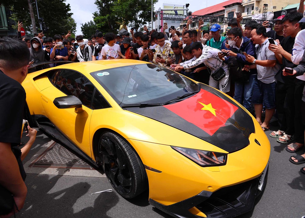 Các bạn trẻ không bỏ qua cơ hội để chạm vào siêu xe.