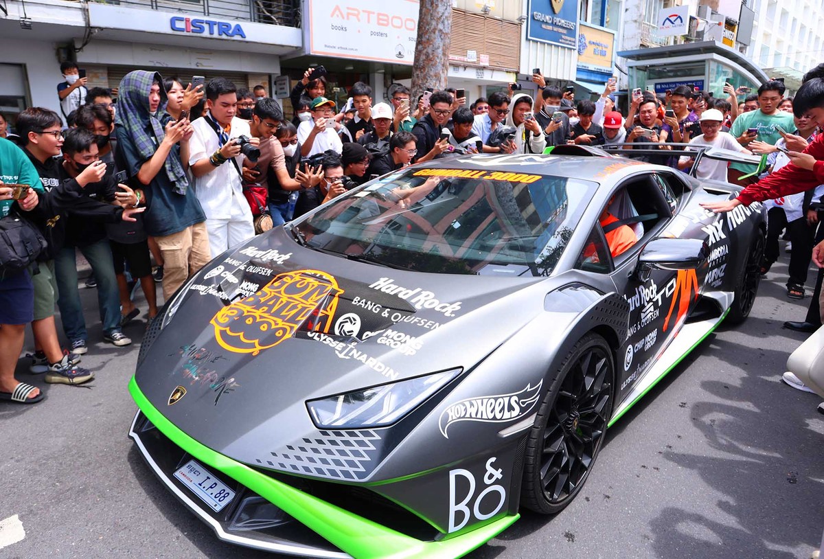 Một chiếc siêu xe trong vòng vây của các bạn trẻ.