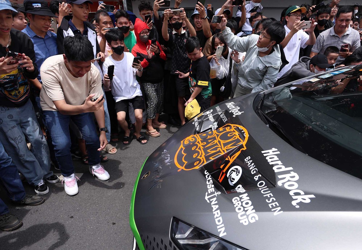 Chưa có phiên bản độc, thì siêu xe nào cũng làm thỏa mãn các bạn trẻ.