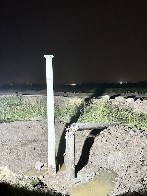 Trồng lại cột điện mới bên cạnh cột điện đổ ở gần KCN Bắc Tiền Phong