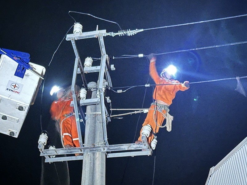 Kéo dây tại các cột điện vừa dựng lại tại tổ 48a khu 4b phường Hà Phong, TP. Hạ Long lúc hơn 19h