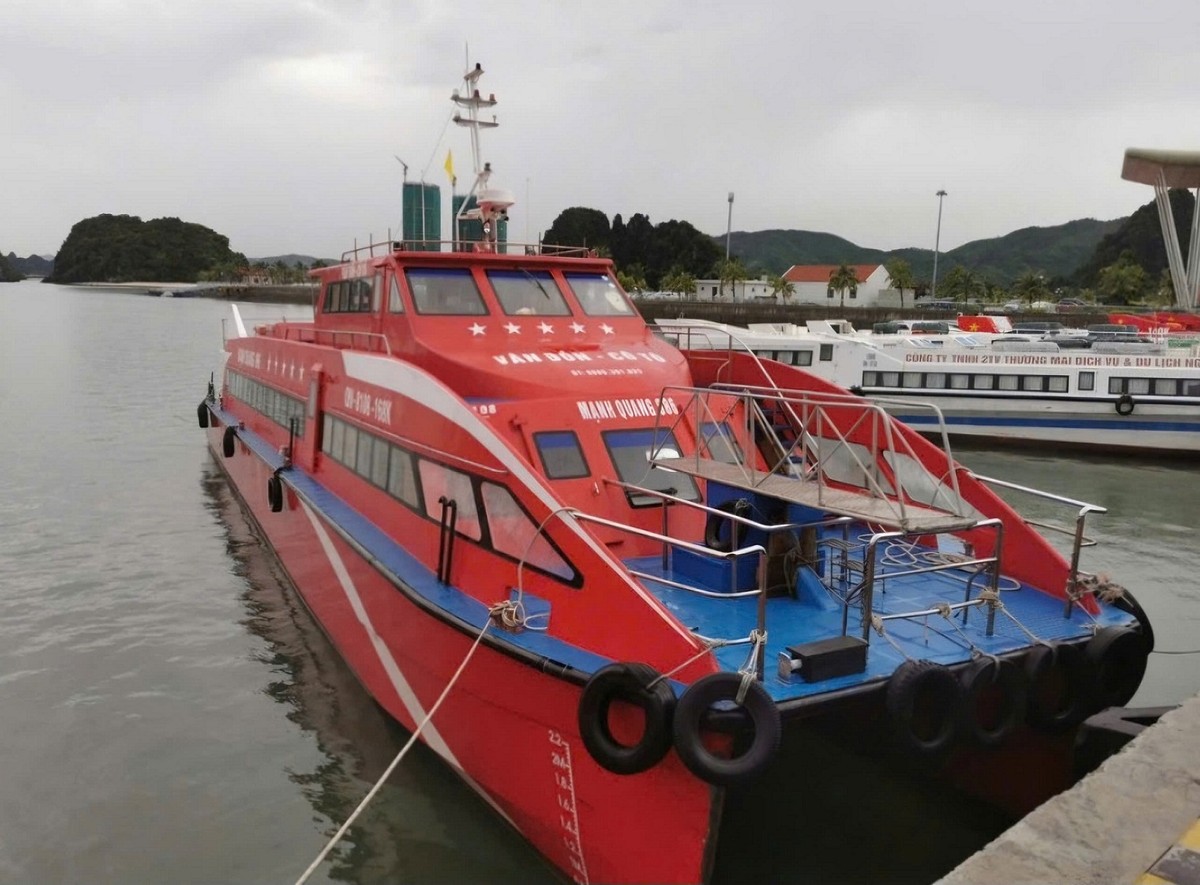 Tàu cao tốc 2 thân chạy tuyến Vân Đồn - Cô Tô xuất phát từ bến cảng Ao Tiên.