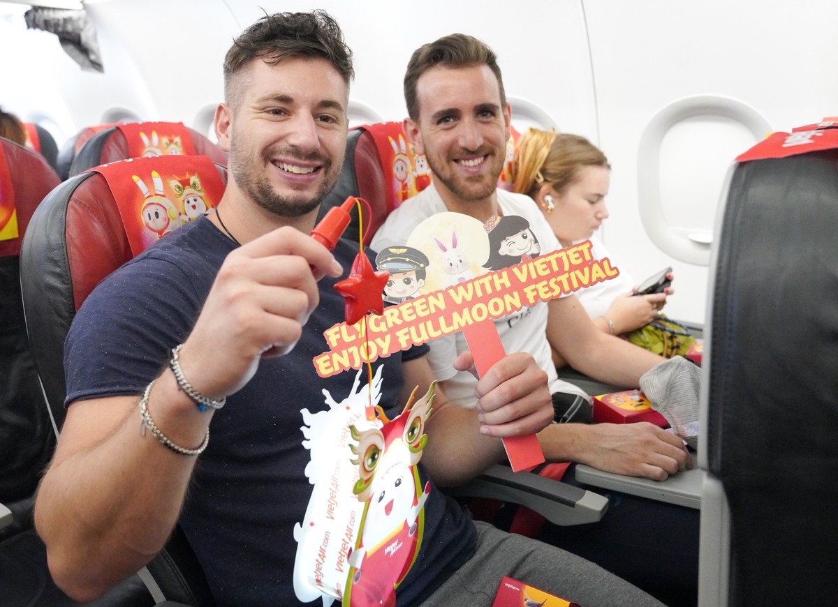 Du khách quốc tế cũng thích thú khi đón Tết Trung thu và nhận được những món quà từ Vietjet