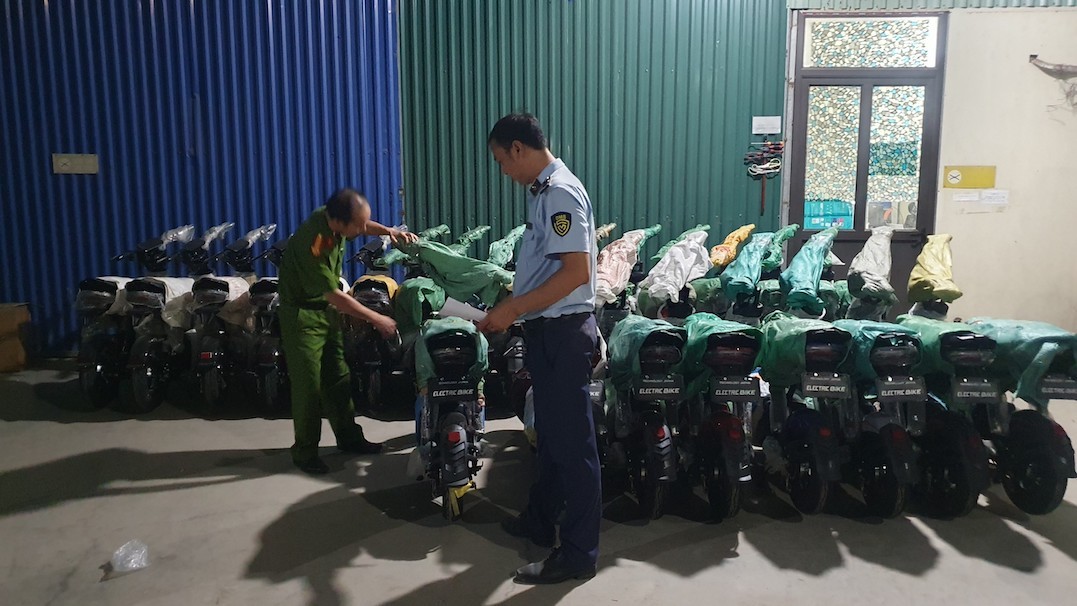 Quản lý thị trường phạt 52,5 triệu đồng, tịch thu 230 chiếc xe đạp điện không rõ nguồn gốc, xuất xứ tại Hưng Yên, hôm 11/9.