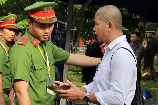 Chỉ những người có giấy triệu tập của tòa được vào trong khu vực xét xử.