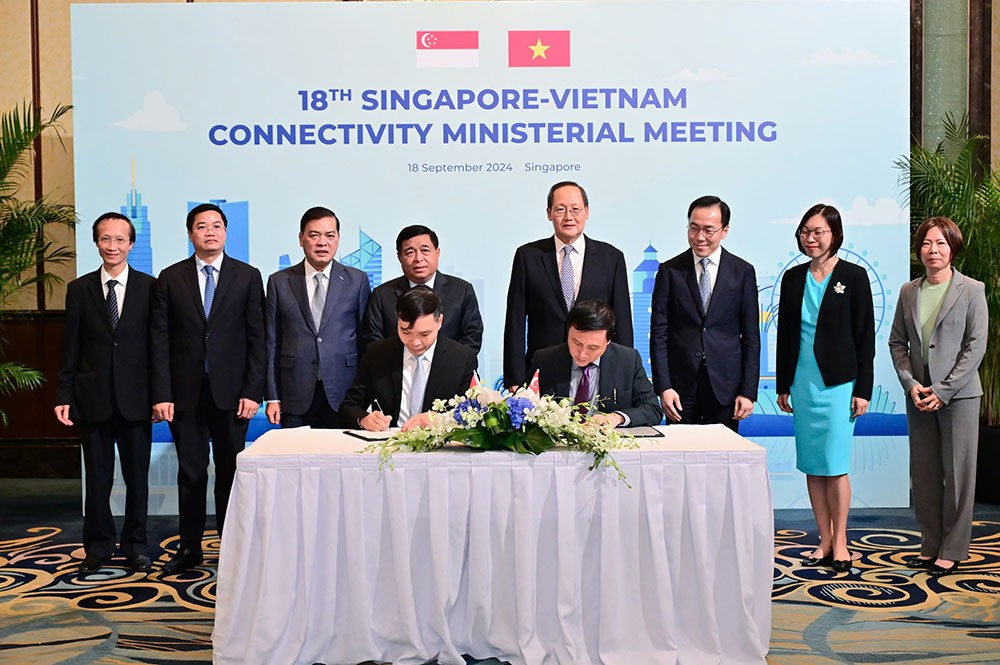 Hai Bộ trưởng chứng kiến ký kết biên bản ghi nhớ thành lập Singapore Desk tại Việt Nam. Ảnh: MPI