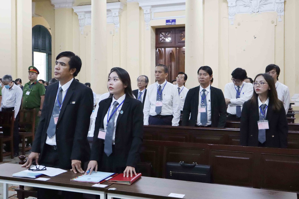 Tham gia phiên tòa có gần 100 luật sư bào chữa cho các bị cáo, bảo vệ quyền và lợi ích hợp pháp cho người liên quan và bị hại.