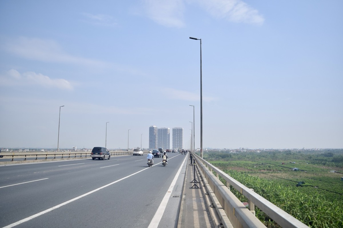 Hạ tầng đô thị của huyện Đông Anh vẫn chưa tương xứng với giá đất hiện tại. Tuy nhiên, chỉ 3 - 5 năm tới, nơi đây được kỳ vọng sẽ "lột xác" với hàng loạt dự án bất động sản đình đám.