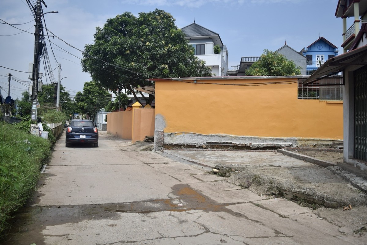 Lô đất trên nằm tại xã Xuân Canh và có đường trước nhà đủ để hai ô tô tránh nhau. Thửa đất này được rao bán khoảng 150 triệu đồng/m2.