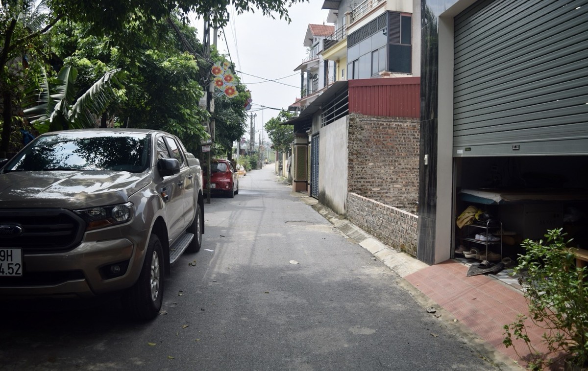 Lô đất này cũng nằm tại xã Xuân Canh và có đường dẫn thẳng ra đại dự án của Vinhomes Cổ Loa. Mặc dù đường trước nhà không quá rộng nhưng thửa đất cũng được rao với giá 185 triệu đồng/m2.