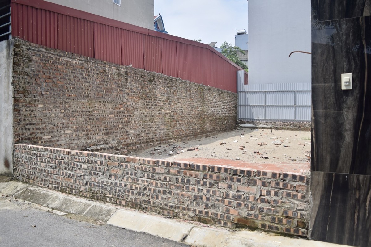 Theo nhận định của một số nhà đầu tư, giá bất động sản tại Đông Anh đang tương đối cao. Kể cả những lô nằm cách xa trung tâm huyện cũng đã báo giá thấp nhất khoảng 30 triệu đồng/m2.