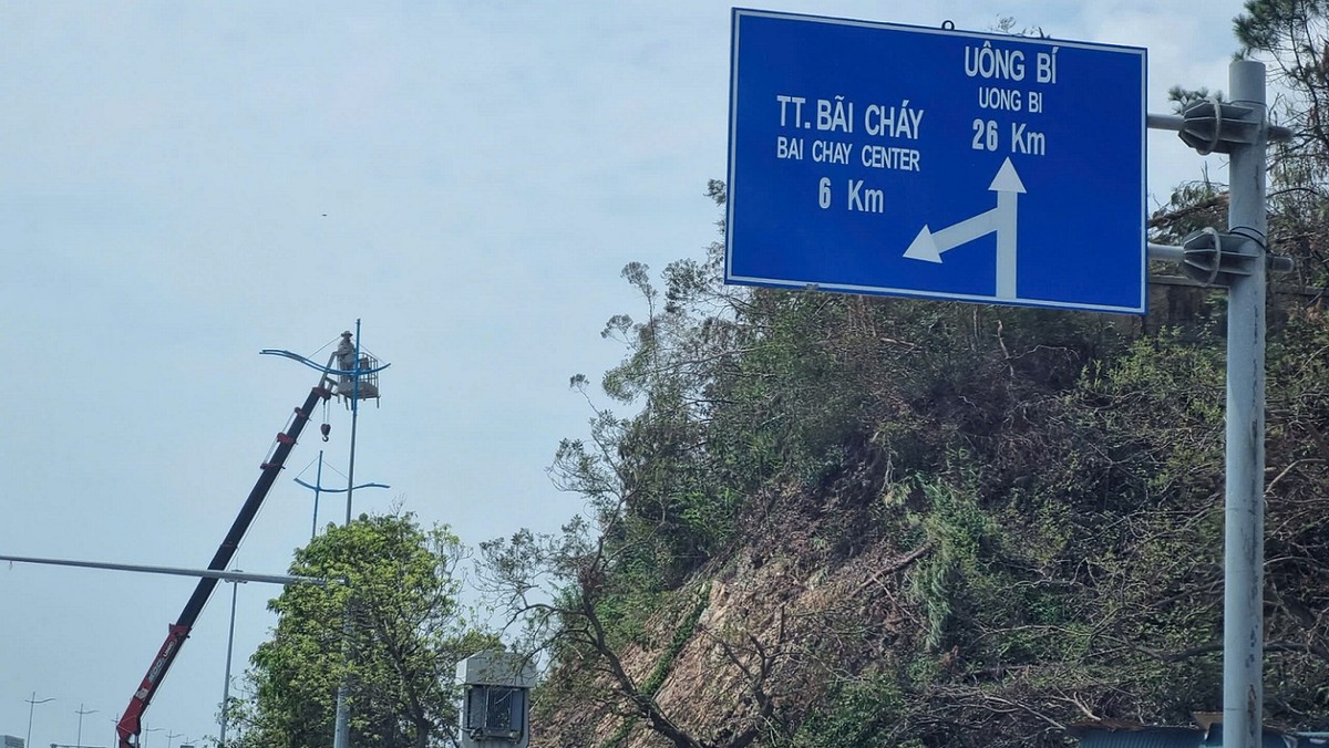 Thành phố Hạ Long, tỉnh Quảng Ninh đang tiếp tục khắc phục hệ thống điện chiếu sáng sau bão. Ảnh: Quỳnh Nga