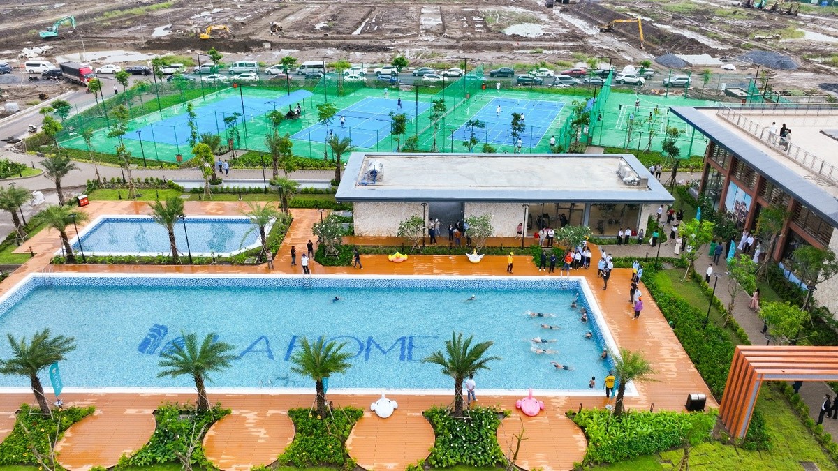 Hồ bơi công nghệ điện phân muối tại Trung tâm thể dục thể thao thuộc LA Sol - phân khu đầu tiên của LA Home