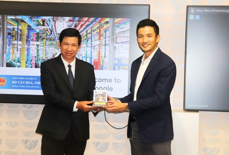 Thứ trưởng Hồ An Phong tặng quà lưu niệm cho ông Marc Woo, Giám đốc Quốc gia Việt Nam, Google châu Á- Thái Bình Dương.