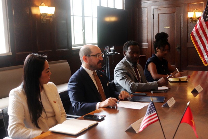 Đại diện chính quyền thành phố Los Angeles (Hoa Kỳ).