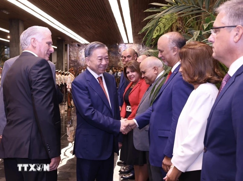 Tổng Bí thư, Chủ tịch nước Tô Lâm bắt tay các thành viên Đoàn cấp cao Cuba. Ảnh: Lâm Khánh/TTXVN