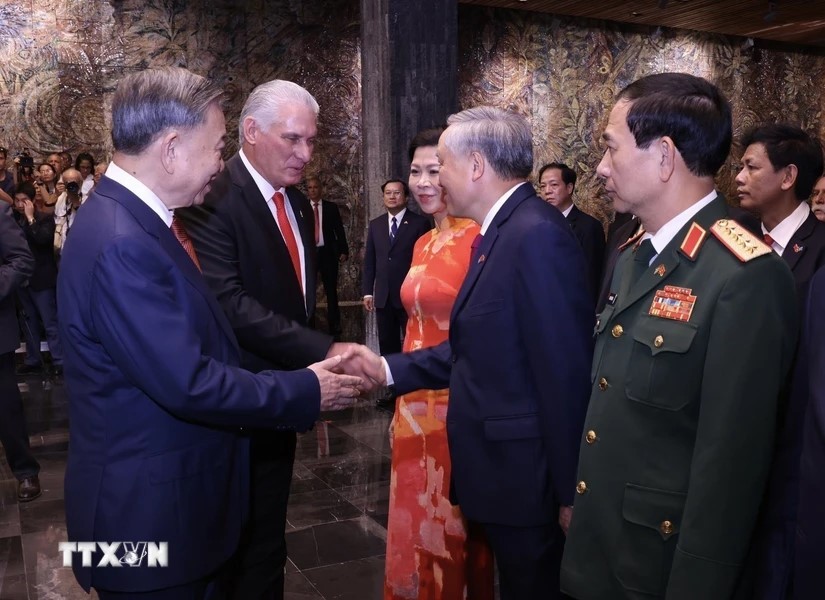 Tổng Bí thư, Chủ tịch nước Tô Lâm giới thiệu với Bí thư Thứ nhất, Chủ tịch nước Cuba Miguel Díaz-Canel Bermudez các thành viên Đoàn cấp cao Việt Nam. Ảnh: Lâm Khánh/TTXVN