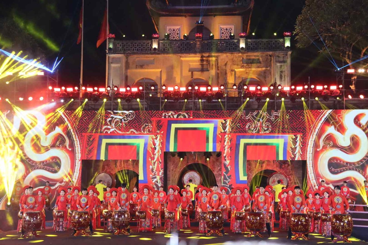 Tiết mục trống hội chào mừng lễ trao Giải Báo chí về Phát triển văn hóa và xây dựng người Hà Nội thanh lịch, văn minh. Ảnh: Nguyễn Linh Tiết mục trống hội chào mừng lễ trao Giải Báo chí về Phát triển văn hóa và xây dựng người Hà Nội thanh lịch, văn minh. Ảnh: Nguyễn Linh