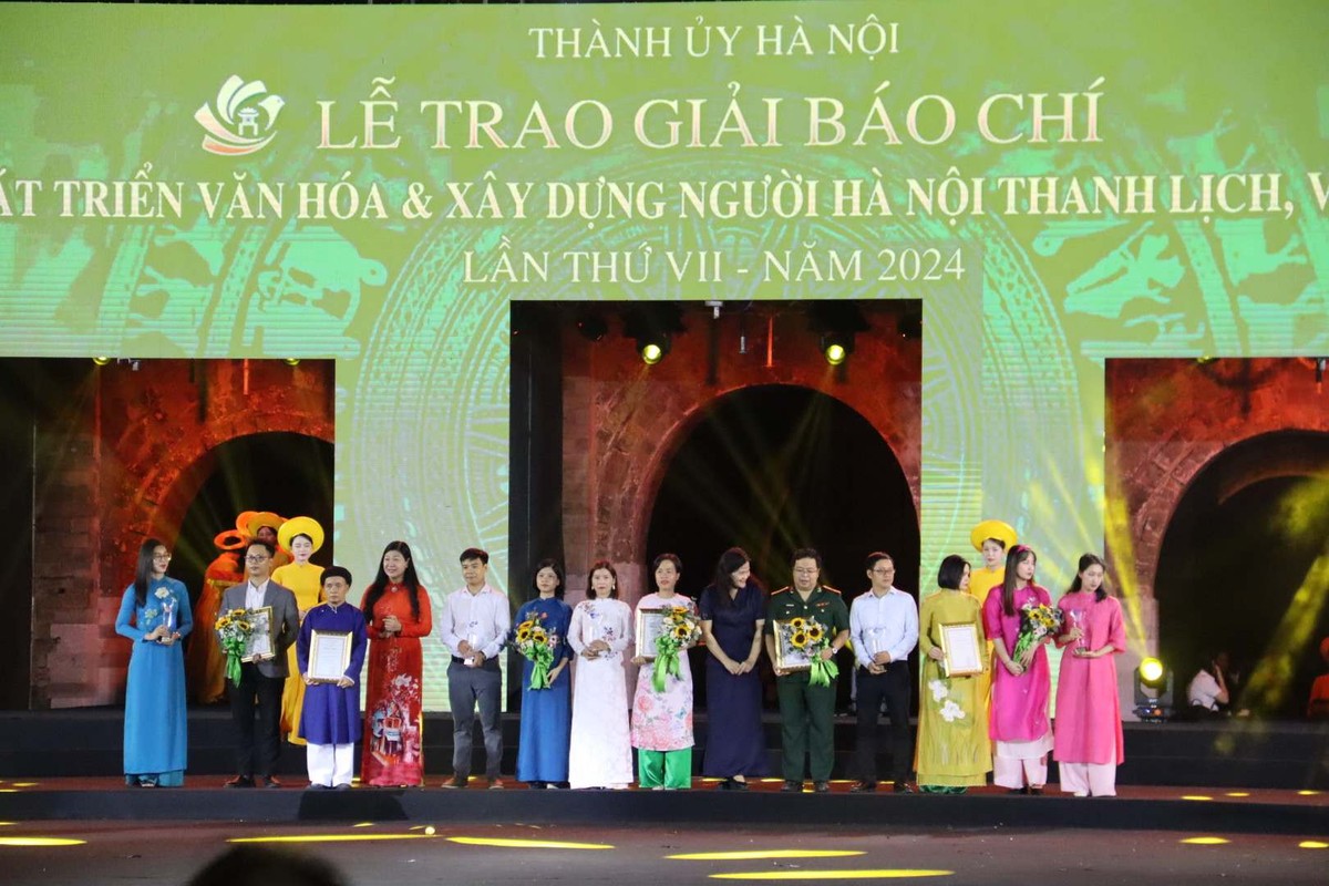 Trao bằng khen và kỷ niệm chương cho các tác phẩm đoạt giải B. Ảnh: Nguyễn Linh Trao bằng khen và kỷ niệm chương cho các tác phẩm đoạt giải B. Ảnh: Nguyễn Linh