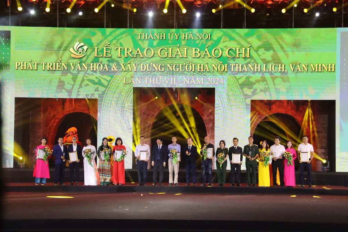 Trao bằng khen và kỷ niệm chương cho các tác phẩm đoạt giải C. Ảnh: Nguyễn Linh Trao bằng khen và kỷ niệm chương cho các tác phẩm đoạt giải C. Ảnh: Nguyễn Linh