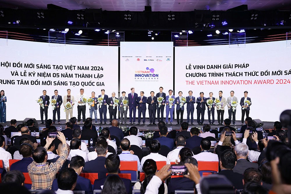 Thủ tướng Chính phủ Phạm Minh Chính và ông Nguyễn Xuân Thắng, Chủ tịch Hội đồng Lý luận Trung ương, Giám đốc Học viện Chính trị Quốc gia Hồ Chí Minh tặng hoa, chúc mừng các giải pháp tiêu biểu Chương trình Thách thức đổi mới sáng tạo Việt Nam 2024.