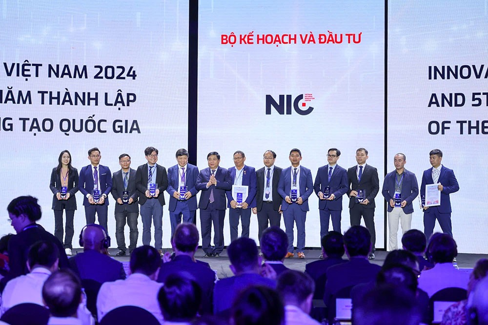 Bộ trưởng Nguyễn Chí Dũng trao kỷ niệm chương cho các tổ chức, đơn vị có nhiều đóng góp cho hoạt động đổi mới sáng tạo.