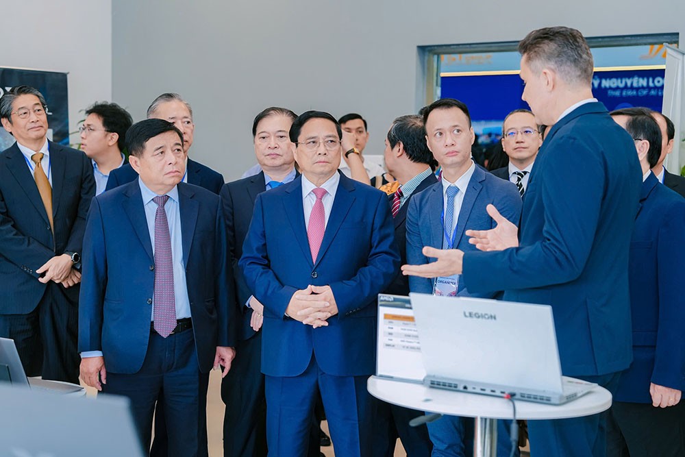 Thủ tướng tham quan các gian trưng bày tại sự kiện.