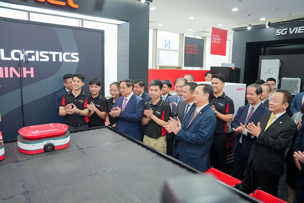 Thủ tướng tham quan các gian trưng bày tại sự kiện.