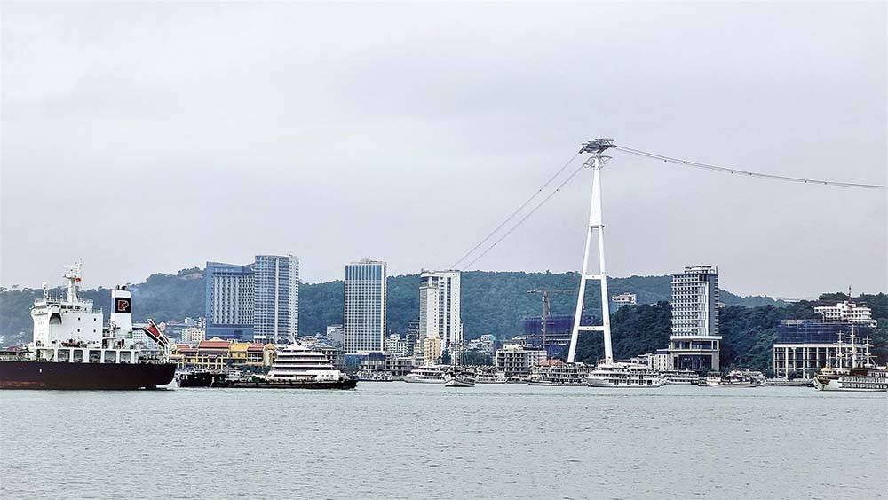 Bên bờ biển vịnh Hạ Long rất hiện đại và đẹp. Ảnh: Thanh Tân