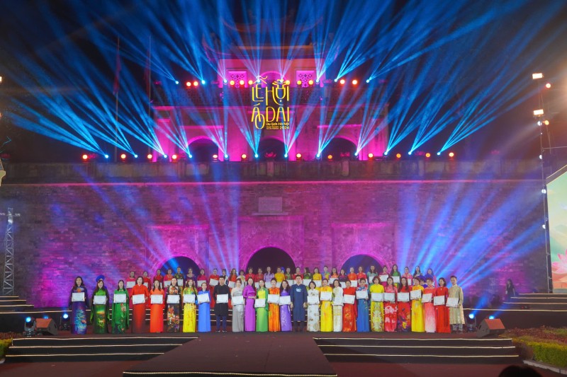 Lễ hội Áo dài Du lịch Hà Nội 2024 chính thức khép lại và thêm một lần nữa lưu lại những kỷ niệm đẹp đẽ trong lòng mỗi người dân, du khách và bạn bè quốc tế. Lễ hội Áo dài Du lịch Hà Nội 2024 chính thức khép lại và thêm một lần nữa lưu lại những kỷ niệm đẹp đẽ trong lòng mỗi người dân, du khách và bạn bè quốc tế.