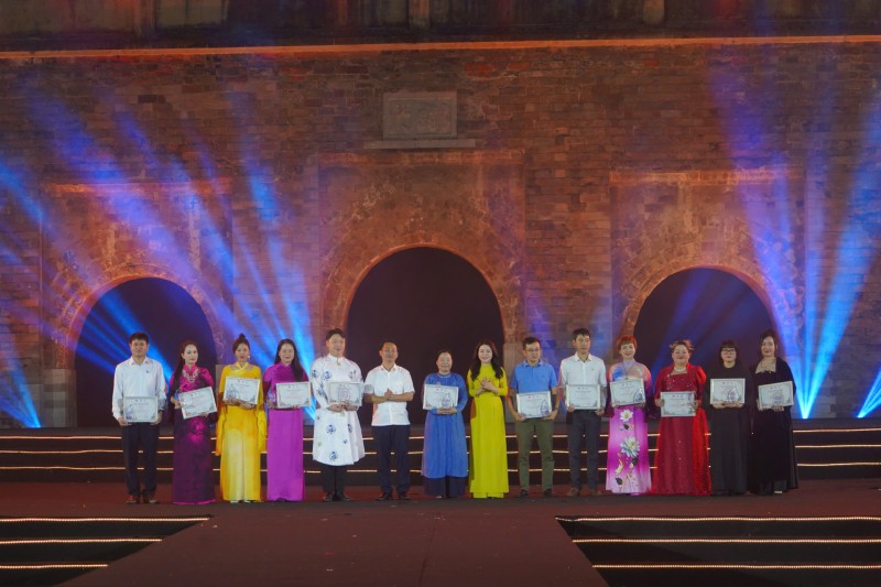 Ban tổ chức trao Giấy khen cho các đơn vị, cá nhân có nhiều đóng góp cho sự thành công của Lễ hội. Ban tổ chức trao Giấy khen cho các đơn vị, cá nhân có nhiều đóng góp cho sự thành công của Lễ hội.