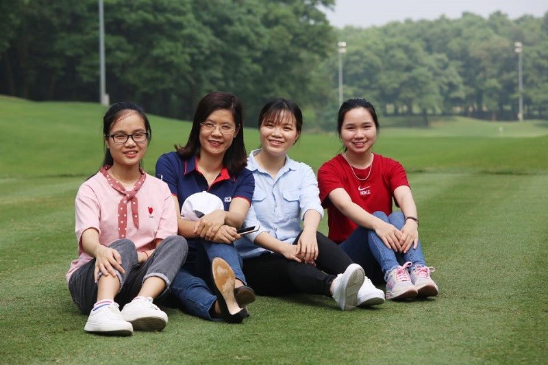 Cô sinh viên Nguyễn Thu Thoàn (thứ hai từ phải sang) tại một giải đấu và nhận học bổng Giải golf Swing for the Kids do Báo Đầu tư trao tặng.