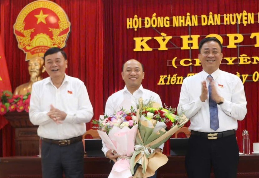 Ông Ngô Duy Khâm được bầu giữ chức Phó chủ tịch UBND huyện Kiến Thụy. Ông Ngô Duy Khâm được bầu giữ chức Phó chủ tịch UBND huyện Kiến Thụy.