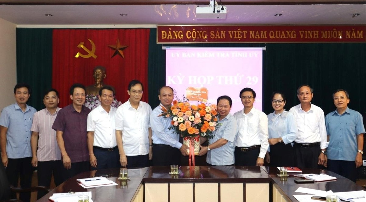 Lãnh đạo và Ủy viên Ủy ban Kiểm tra Tỉnh ủy Hải Dương chúc mừng ông Trần Hồ Đăng (thứ 6 từ trái sang) được bầu giữ chức Phó chủ nhiệm Ủy ban Kiểm tra Tỉnh ủy Hải Dương. Lãnh đạo và Ủy viên Ủy ban Kiểm tra Tỉnh ủy Hải Dương chúc mừng ông Trần Hồ Đăng (thứ 6 từ trái sang) được bầu giữ chức Phó chủ nhiệm Ủy ban Kiểm tra Tỉnh ủy Hải Dương.