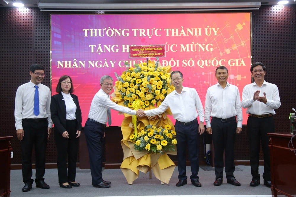 Thường trực Thành uỷ Đà Nẵng chúc mừng Sở Thông tin và Truyền thông Đà Nẵng nhân Ngày Chuyển đổi số quốc gia.