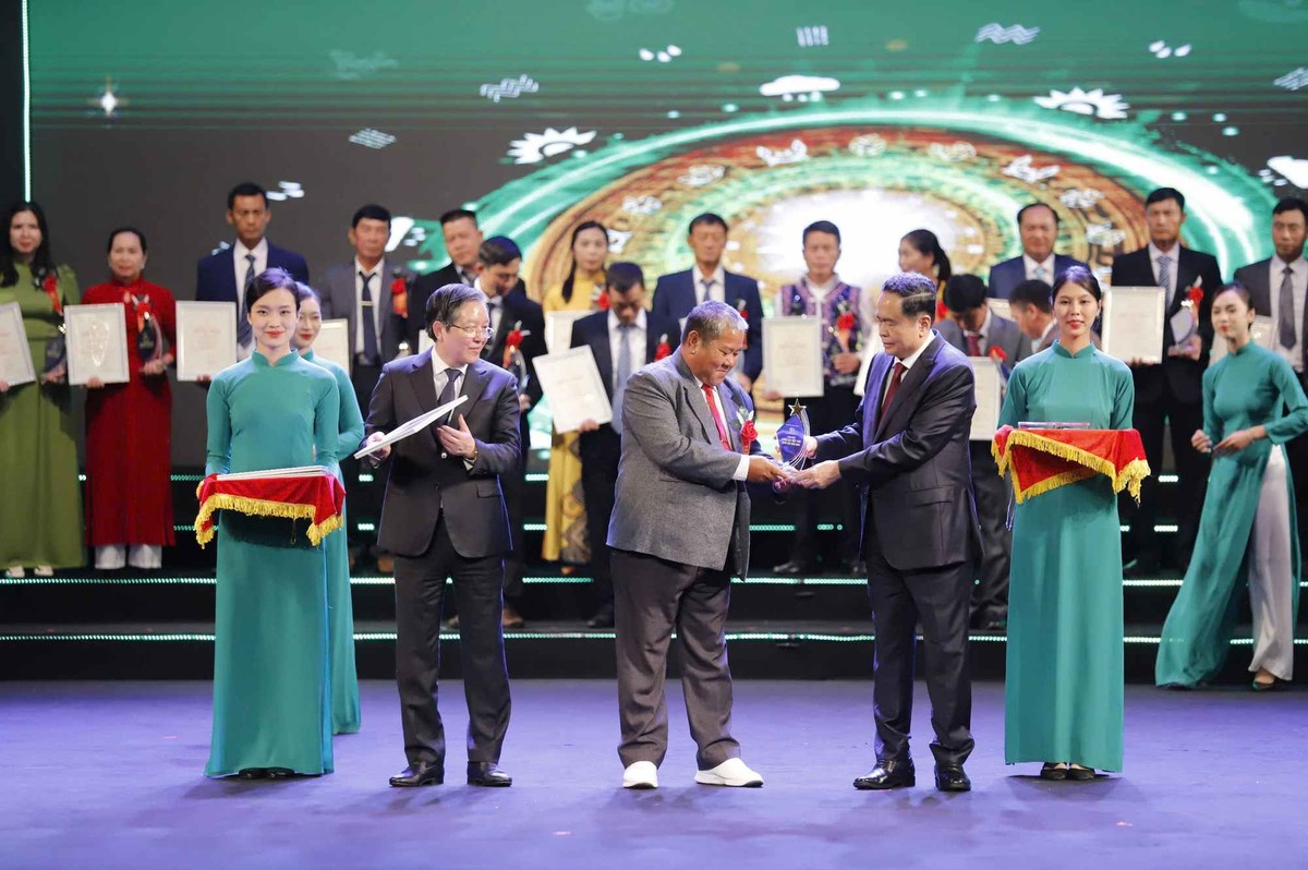 Chủ tịch Quốc hội Trần Thanh Mẫn và Chủ tịch Ban Chấp hành Trung ương Hội Nông dân Việt Nam Lương Quốc Đoàn trao Bằng công nhận và Cúp vinh danh cho 2 nhóm "Nông dân tiêu biểu trong bảo vệ an ninh Tổ quốc, sản xuất lâm nghiệp, ngư nghiệp xuất sắc nhất" và "Nông dân tỷ phú và chuyển đổi số". Chủ tịch Quốc hội Trần Thanh Mẫn và Chủ tịch Ban Chấp hành Trung ương Hội Nông dân Việt Nam Lương Quốc Đoàn trao Bằng công nhận và Cúp vinh danh cho 2 nhóm "Nông dân tiêu biểu trong bảo vệ an ninh Tổ quốc, sản xuất lâm nghiệp, ngư nghiệp xuất sắc nhất" và "Nông dân tỷ phú và chuyển đổi số".