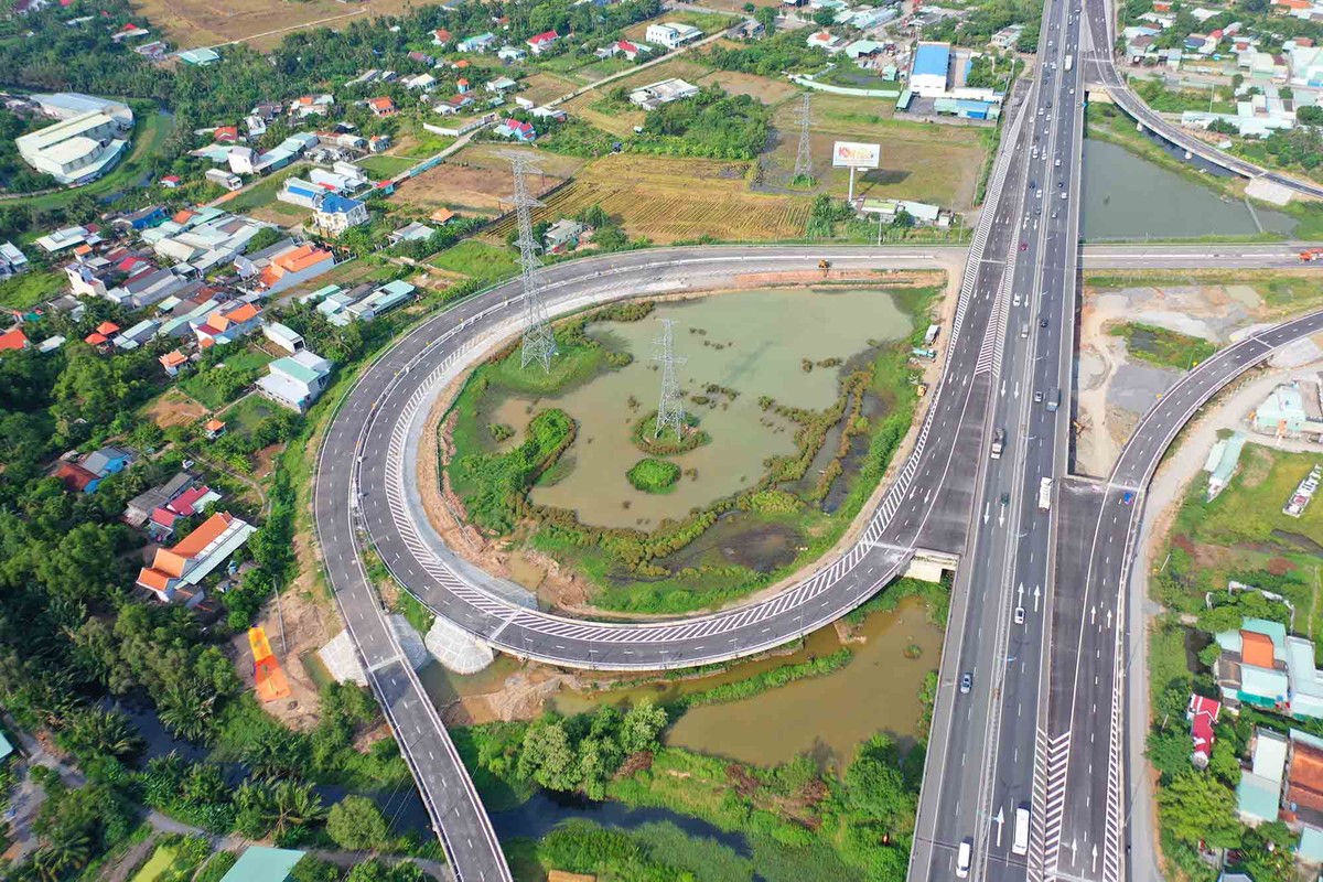 Phía đầu cao tốc Bến Lức ở tỉnh Long An kết nối với cao tốc hiện hữu TP.HCM - Trung Lương đi các tỉnh ĐBSCL.